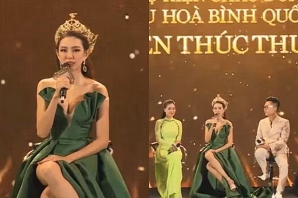 Khi ngồi giao lưu với người hâm mộ, người đẹp nhận nhiều lời khen "có cánh" cho cách tạo dáng khéo léo, giúp tôn đôi chân dài. Dáng ngồi của Thùy Tiên tưởng dễ mà khó. Đây cũng là dáng ngồi chuẩn của giới "beauty queen", thường được dạy trong các “lò” luyện thi hoa hậu. Để có dáng ngồi đẹp mắt này, cần phải đặt chân nọ lên chân kia sao cho 2 chân song song, không tạo ra khoảng hở, cùng tạo với mặt đất 1 góc khoảng 45 độ. 