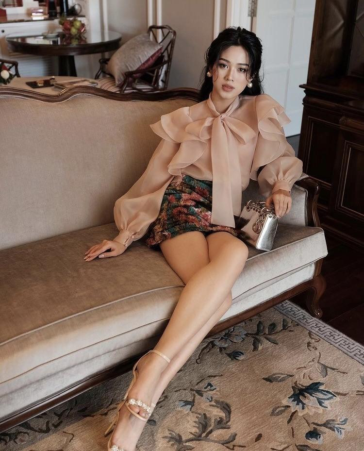 hiều dài đôi chân lên đến 1m11, Hoa hậu Việt Nam 2020 Đỗ Thị Hà cũng không hề kém cạnh các đàn chị khi thả dáng cực hút mắt trên ghế ngồi.