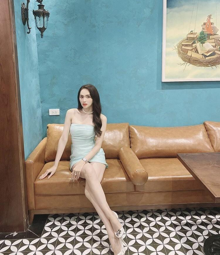 áng ngồi Hương Giang được nhận xét tạm ổn. Vì rất chuộng váy có thiết kế hiểm hóc nên cô luôn duy trì tư thế bắt chéo chân này như một thói quen khi xuất hiện trước ống kính