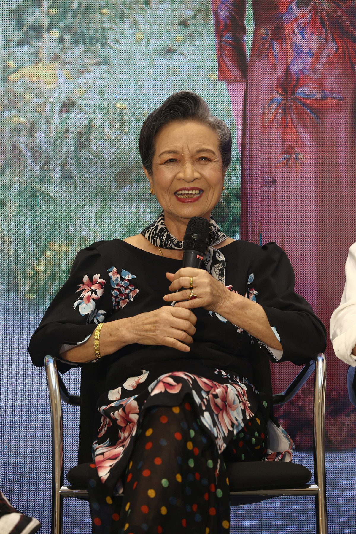 Nghệ sĩ Tuyết Liên đã nhiều năm không đóng phim do vấn đề sức khoẻ và tuổi cao nhưng đã trở lại đầy hào hứng trong 'Thông gia ngõ hẹp' - vai diễn nhiều thử thách với bối cảnh xa và lời thoại dài. NSƯT Chí Trung chia sẻ vai của nghệ sĩ Tuyết Liên ban đầu tưởng là vai phụ nhưng hoá ra lại là vai chính với lời thoại dài và khó. Nghệ sĩ Tuyết Liên nói đây là lần đầu được dự họp báo ra mắt phim mình đóng. Nghệ sĩ chia sẻ với vai này mình đã phải cố 200% và được biến đổi thành 1 người khác.