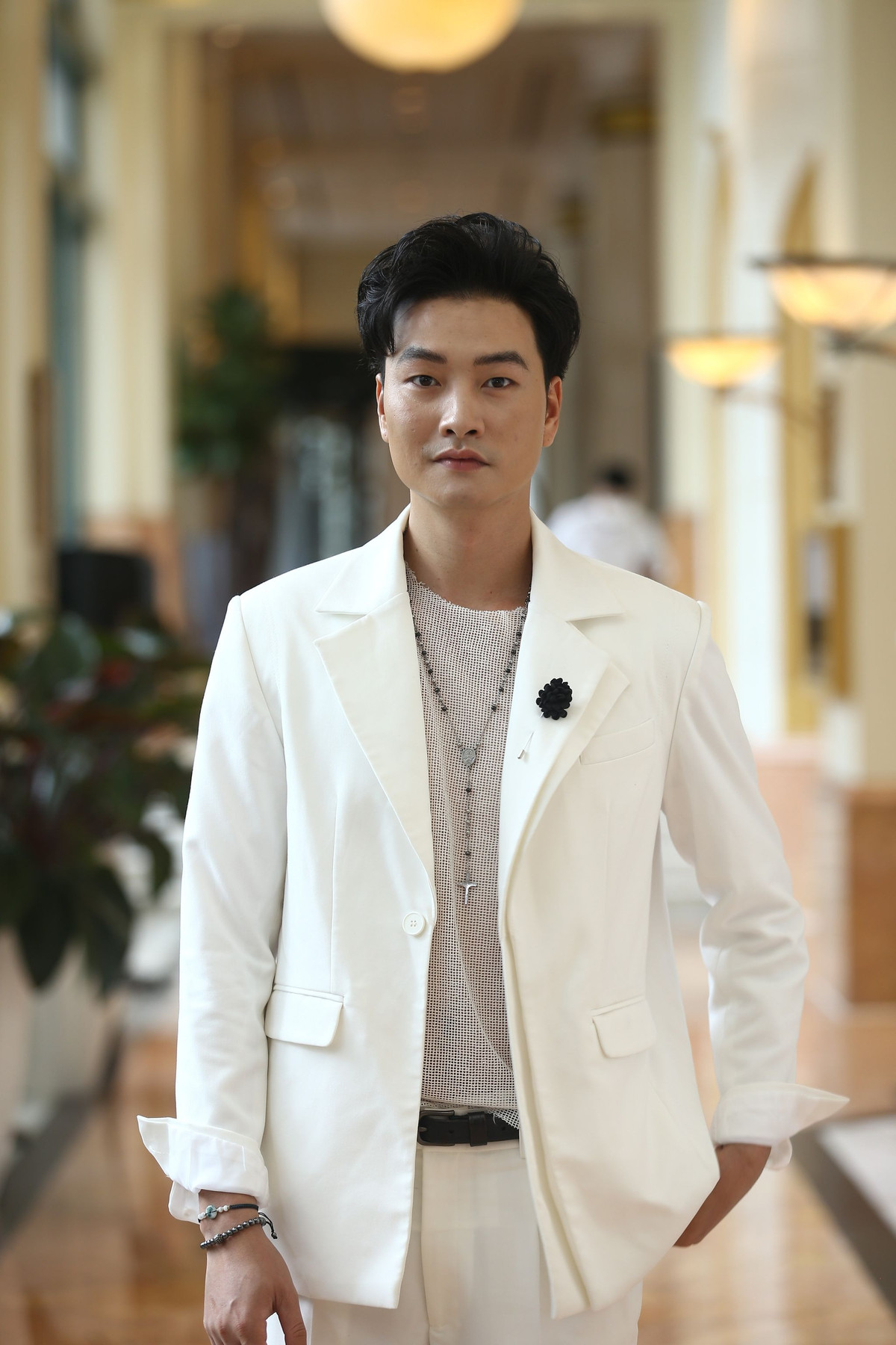 Trọng Lân tái xuất màn ảnh sau 'Lối về miền hoa'. Lần này anh vào vai Phan - con trai ông Phúc do Chí Trung đóng.