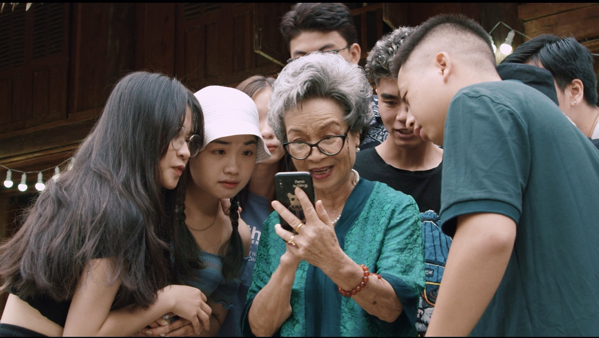 Khán giả đã rất quen với dạng vai hiền lành, quê mùa mà bà từng hoá thân. Nhưng bộ phim này sẽ là một Tuyết Liên hoàn toàn khác biệt, vừa đanh đá, ghê gớm nhưng vẫn toát ra sự đáng yêu của một người bà nội yêu thương con cháu.