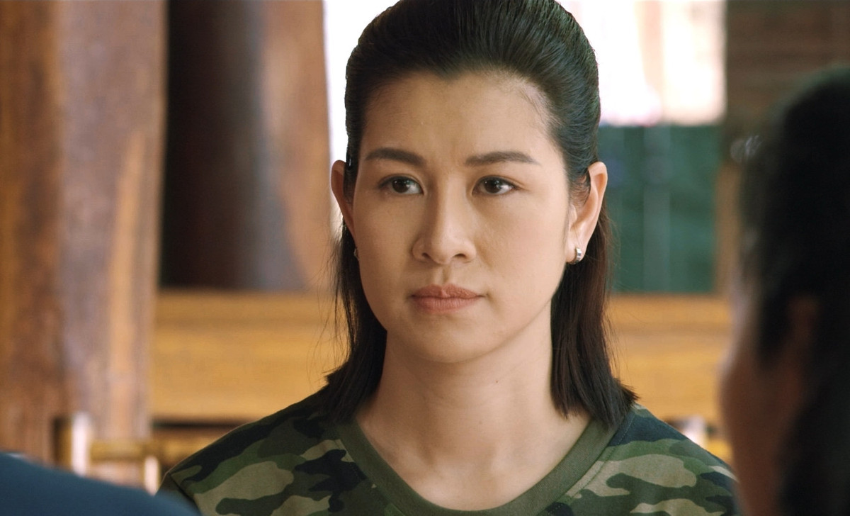 Huyền Trang - cô nàng Mộng Mơ trong 'Thương ngày nắng về' lột xác hoàn toàn với vai Mai - một bà mẹ đơn thân cá tính, con gái của ông Phúc (Chí Trung).