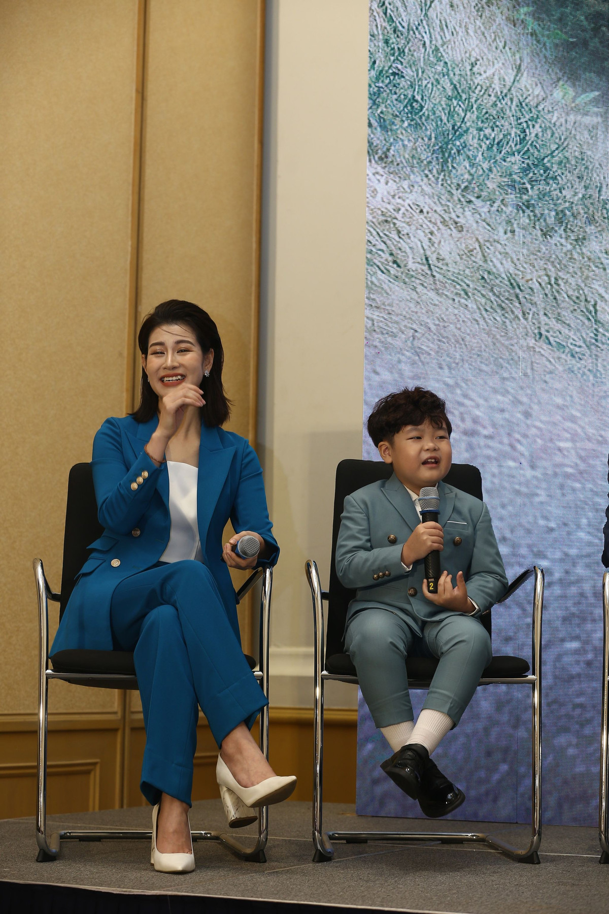 Hai bà cháu trong 'Thương ngày nắng về' giờ trở thành hai mẹ con trong 'Thông gia ngõ hẹp'. Huyền Trang và bé Tuấn Phong vô cùng nổi bật khi xuất hiện tại buổi ra mắt phim chiều 9/9.