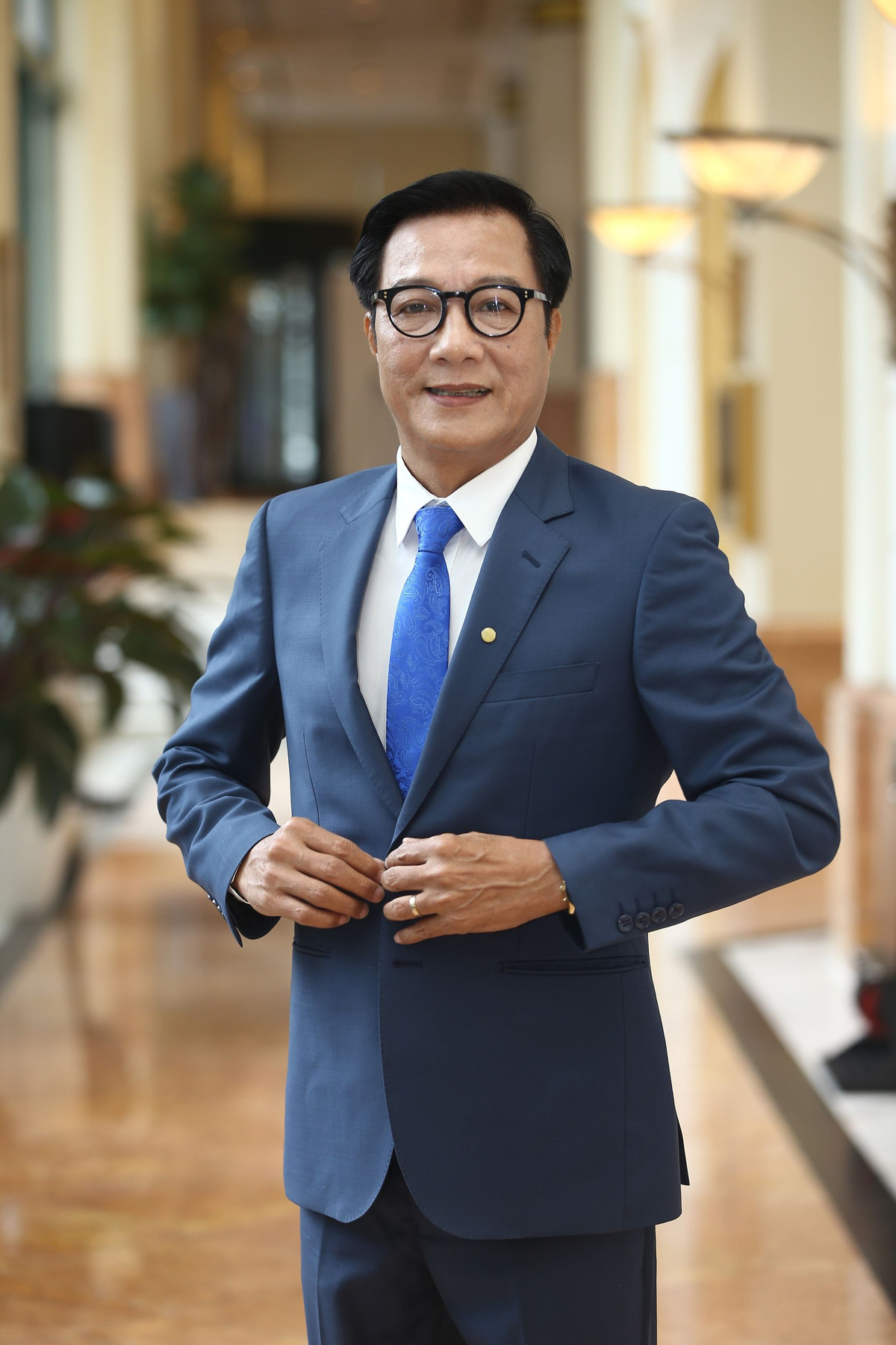 NSND Trọng Trinh vào vai ông Khôi. Trong 'Thông gia ngõ hẹp', lần đầu tiên NSND Trọng Trinh đóng vai hài, điều mà NSƯT Chí Trung chia sẻ trong buổi họp báo ra mắt phim chiều 9/9 rằng "Ngưỡng mộ vì lần đầu anh Trinh diễn hài".