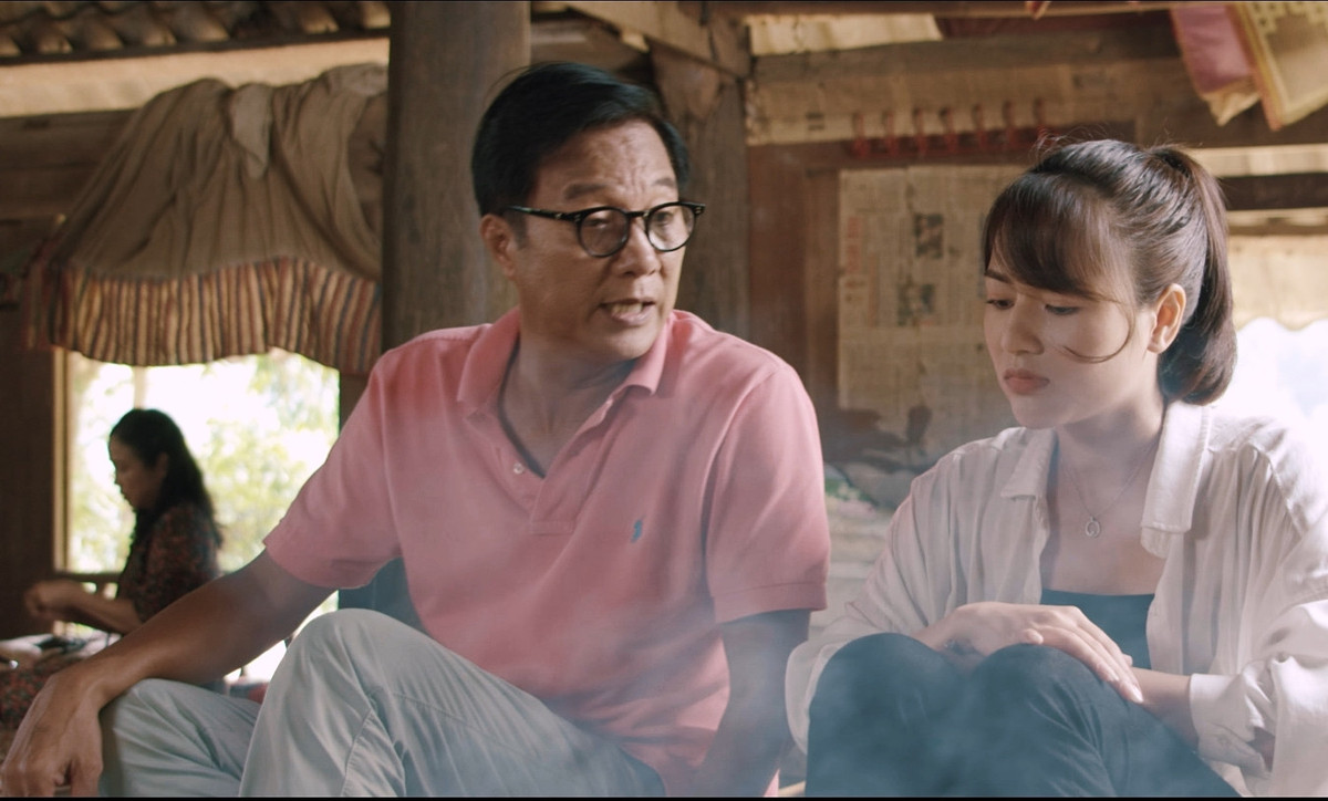 Việt Hoa hoá thân vào Khánh Linh – cô gái được giáo dục rất nền nếp, có phần truyền thống nhưng đôi khi lại cả nghĩ, thích suy diễn.