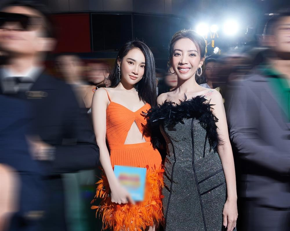 rong khi Thu Trang sang trọng với đầm tối màu thì Nhã Phương lại trông tươi tắn với sắc cam nổi bật.