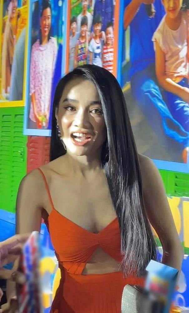 iệc tăng cân đã khiến Nhã Phương có sức sống hơn hẳn kể cả trong những bức ảnh chụp vội thế này. Cũng như nhiều mẹ bỉm Vbiz khác, việc giảm cân sau sinh được Nhã Phương chú trọng vô cùng. Đáng tiếc là việc xiết lại vóc dáng của nữ diễn viên hình như hơi quá nên có thời điểm cô bị so sánh với bộ xương di động.