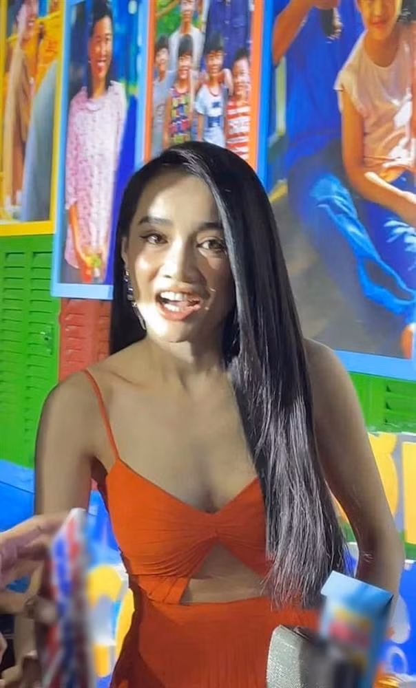 Việc tăng cân đã khiến Nhã Phương có sức sống hơn hẳn kể cả trong những bức ảnh chụp vội thế này. Cũng như nhiều mẹ bỉm Vbiz khác, việc giảm cân sau sinh được Nhã Phương chú trọng vô cùng. Đáng tiếc là việc xiết lại vóc dáng của nữ diễn viên hình như hơi quá nên có thời điểm cô bị so sánh với bộ xương di động.