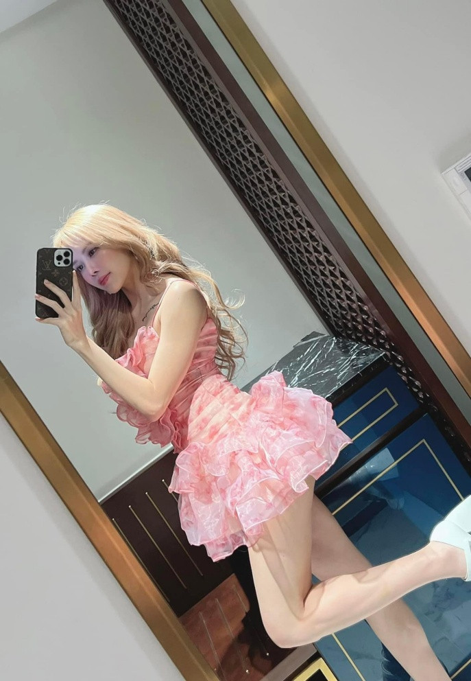 Thiều Bảo Trâm điệu đà tạo dáng với đầm hồng.