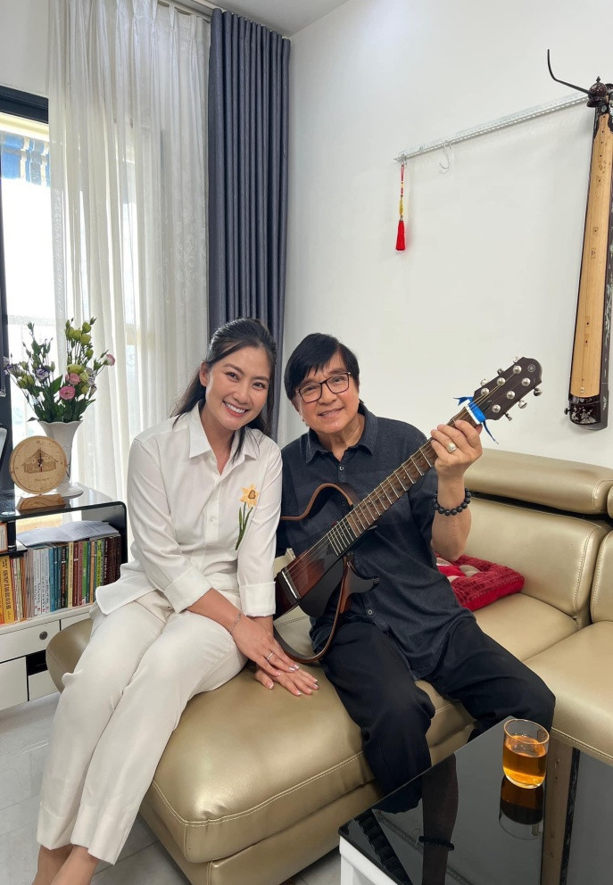 Ngọc Lan đến thăm nhà và đàn hát cùng nghệ sĩ Chí Tâm.