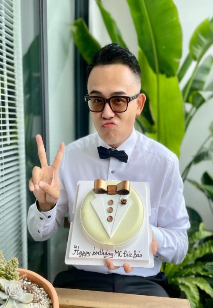 MC Đức Bảo nhí nhố khi được tặng bánh kem mừng sinh nhật.