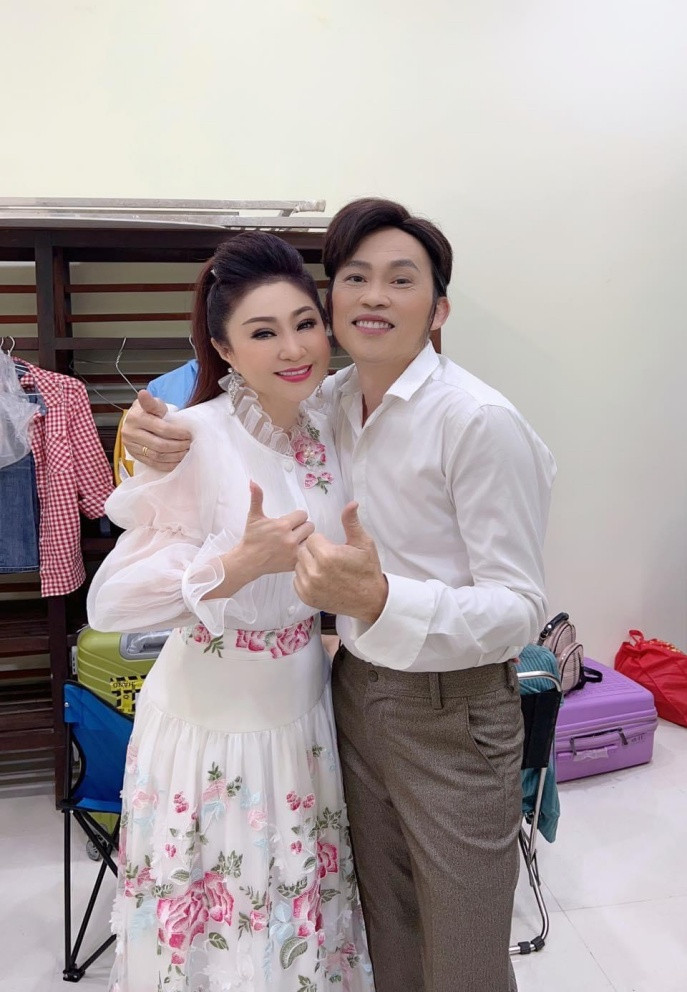 NSƯT Thoại Mỹ cùng đàn anh NSƯT Hoài Linh trong hậu trường show ở miền Trung.