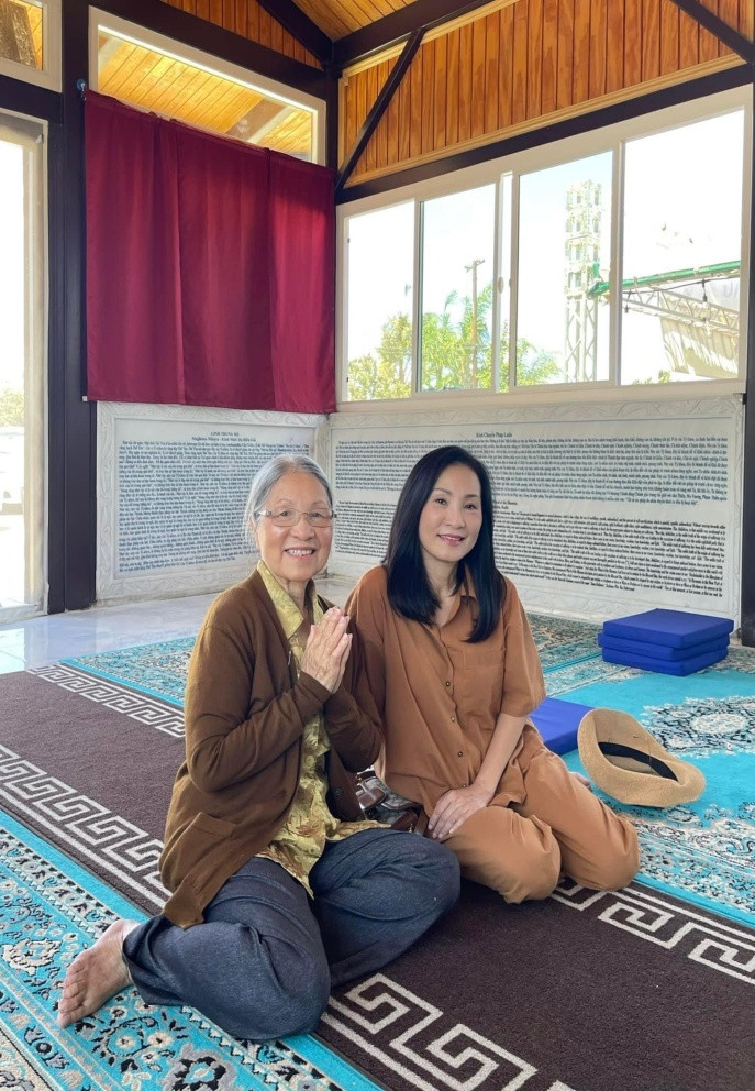 Hồng Đào được khen có gương mặt, nụ cười giống hệt mẹ.