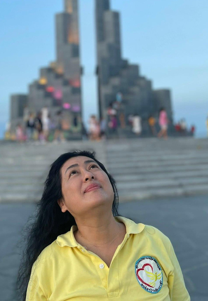 Khoảnh khắc yên bình của nghệ sĩ Thanh Thủy trong chuyến từ thiện tại Phú Yên.