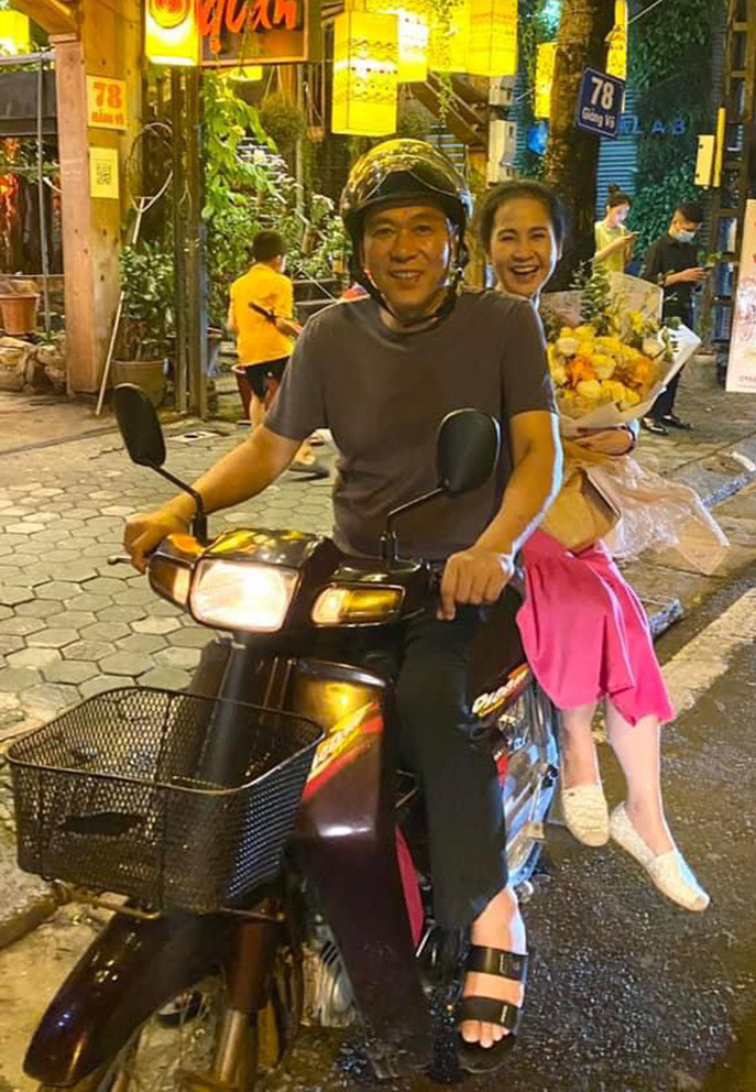 NSND Lan Hương và ông xã Đỗ Kỷ hạnh phúc vì được các con tổ chức sinh nhật.