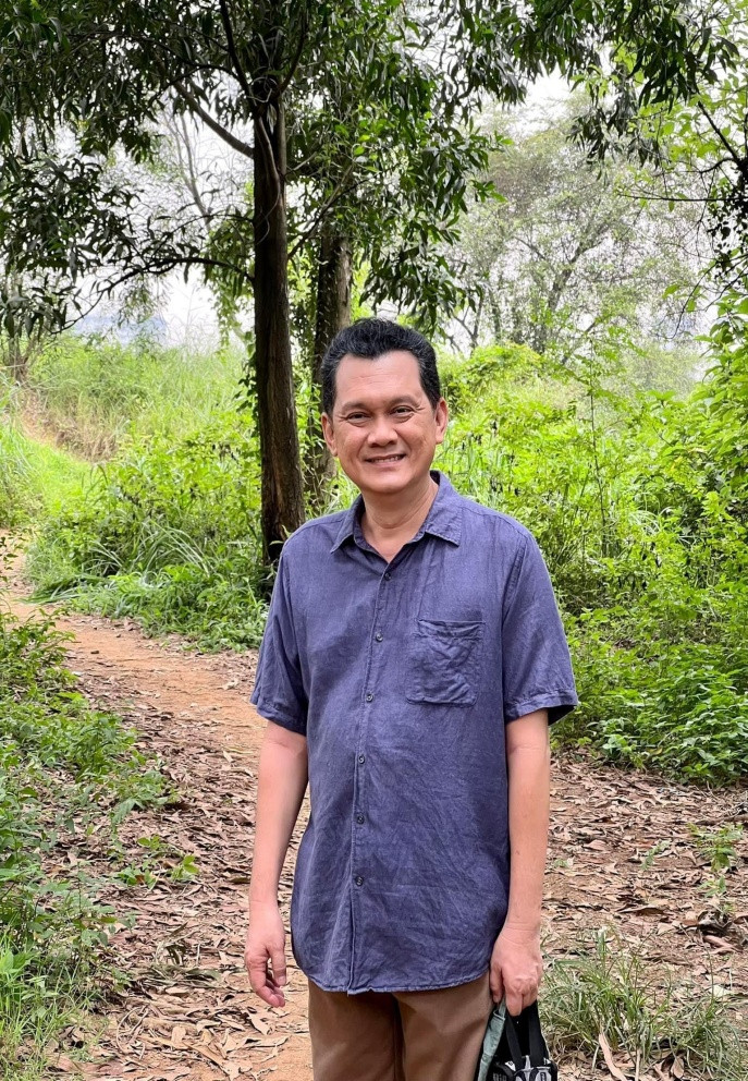 NSƯT Hữu Châu hào hứng khi cùng đoàn phim quay ngoại cảnh ở rừng.