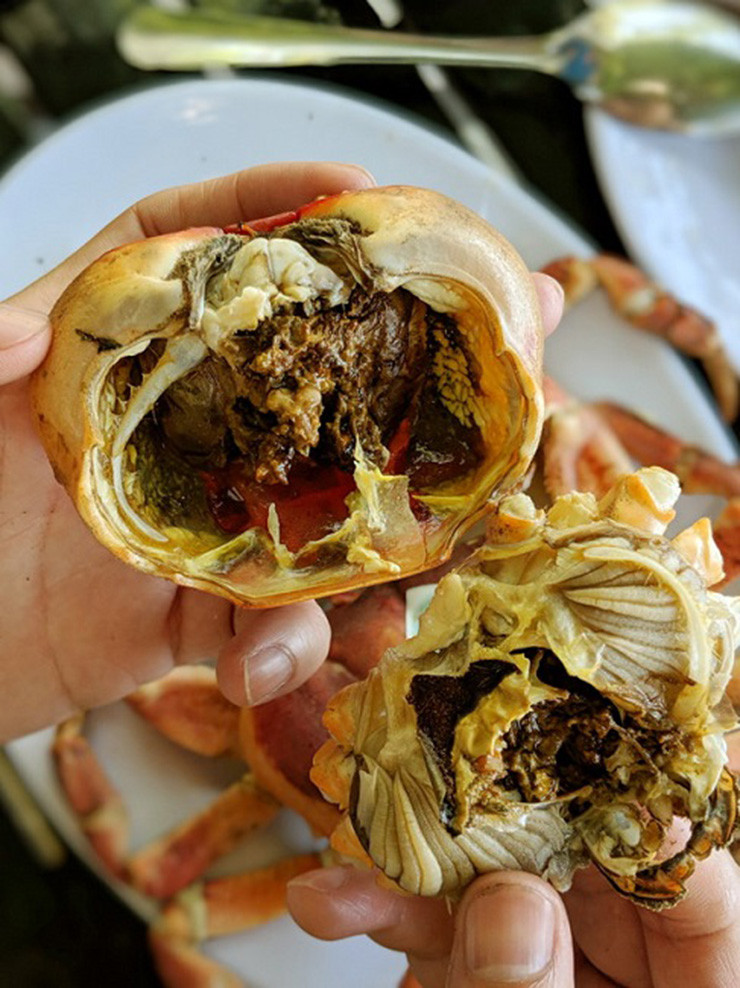 Vỏ cua khá dày và cứng, thịt cua chắc và thơm, đặc biệt ngon và lạ nhất của cua đá phải nói đến gạch cua. Gạch cua có màu sẫm, vị như thuốc bắc, hơi đắng nhưng rất rất béo và thơm nồng mùi thảo dược.