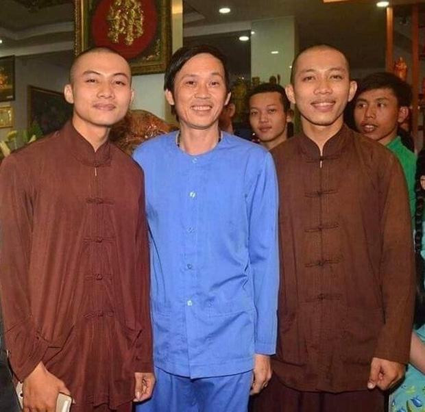 ghệ sĩ Hoài Linh cũng chụp ảnh cùng các thành viên "Tịnh thất Bồng Lai".