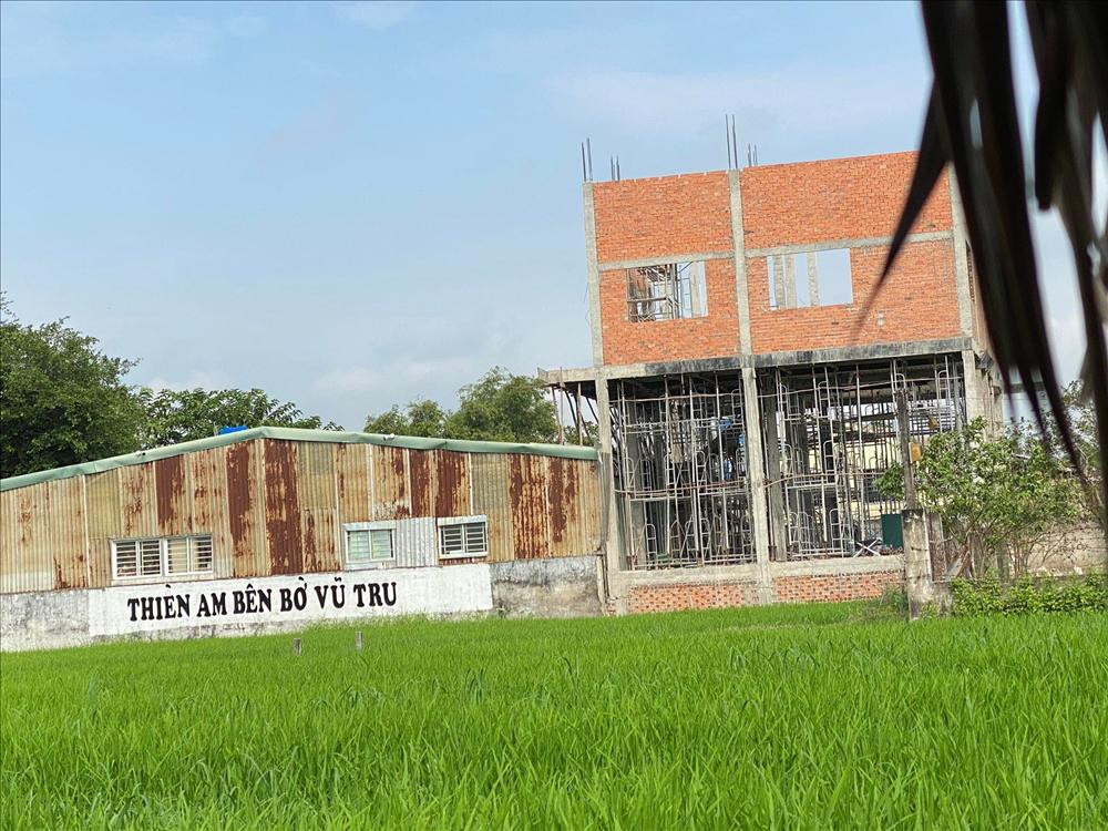 br/> Những ngày qua, hàng loạt thông tin liên quan tới "Tịnh thất Bồng Lai" khiến dư luận phẫn nộ, không thôi bàn tán về những tình tiết xoay quanh. Đến sáng 7/1, trả lời Người Lao Động, Đại tá Văn Công Minh - Phó Giám đốc Công an tỉnh Long An - cho biết đã ra quyết định khởi tố bị can đối với 4 đối tượng tại " Tịnh thất Bồng Lai", bao gồm: Lê Tùng Vân, Lê Thanh Hoàn Nguyên, Lê Thanh Nhất Nguyên, Lê Thanh Trùng Dương (trú tại xã Hòa Khánh Tây, huyện Đức Hòa, tỉnh Long An) về tội "Lợi dụng quyền tự do dân chủ phạm vi lợi ích của nhà nước, tổ chức, cá nhân".