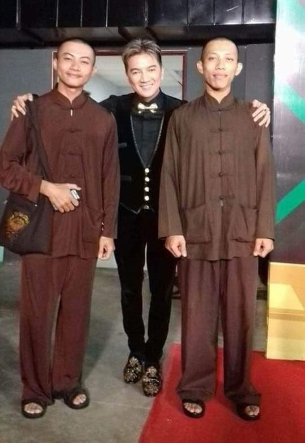àm Vĩnh Hưng cũng có những khoảnh khắc vui vẻ chụp hình cùng "sư thầy".