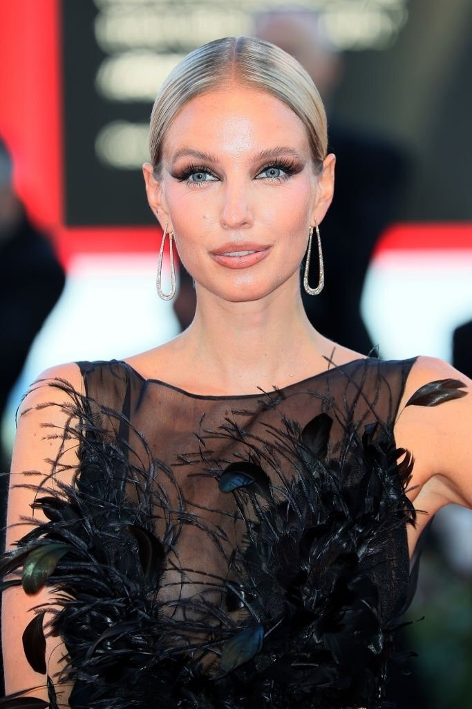 Khác xa với diện mạo công chúa trong những bộ váy xếp tầng, blogger thời trang Leonie Hanne trông gợi cảm và ma mị khi diện thiết kế phủ lông vũ. Ngôi sao người Đức không phải diễn viên nhưng được mời dự Cannes, Venice đều đặn mỗi năm vì có sức ảnh hưởng trong cách phối đồ, Daily Mail cho biết.