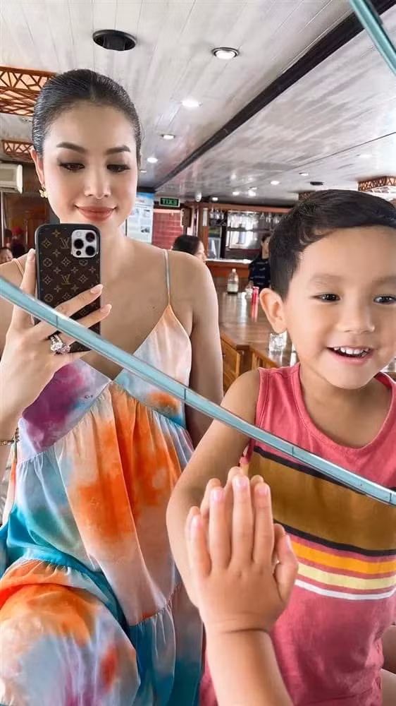 Thời gian vừa qua, Hoa hậu Phạm Hương cũng đã đăng tải những hình ảnh xinh đẹp ngút ngàn khiến bao người phải mê mẩn.