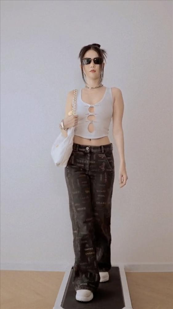 ới những người đã quá quen với hình ảnh Ngọc Trinh mặc đồ bó thì khi cô chuyển sang quần thụng cạp trễ sẽ cảm thấy...to con hơn bình thường cũng là điều dễ hiểu.