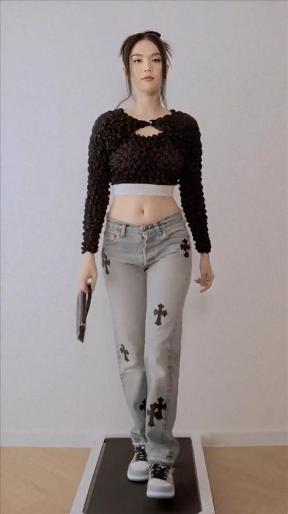 úng là sau đợt đi đóng phim, gương mặt "nữ hoàng nội y" phúng phính lên trông thấy.