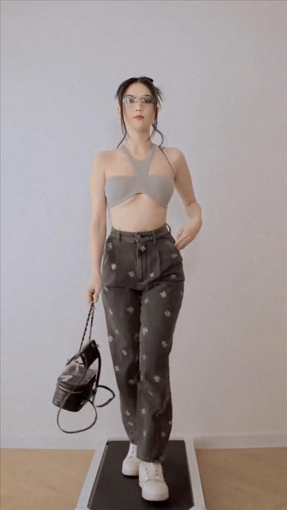 hi mặc những chiếc áo kiệm vải, chân dài Trà Vinh còn lộ cánh tay mũm mĩm, vòng eo cũng đầy đặn hơn hẳn nhưng vòng 1 lại ngày càng xuống cấp.