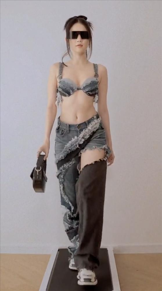 Thời gian gần đây, do ít tham dự sự kiện nên Ngọc Trinh cũng không còn khoác lên người những bộ đầm dạ hội hoành tráng mà thường chỉ chọn các trang phục với phong cách năng động phóng khoáng. Mới nhất, cô nàng còn làm clip biến hình với 7 set denim khác nhau nhưng phản ứng nhận lại không mấy tích cực. Để cân bằng giữa sự khoẻ khoắn và thói quen hở bạo, Ngọc Trinh mix những chiếc áo bra-top hoặc crop-top cùng quần jeans ống thụng.