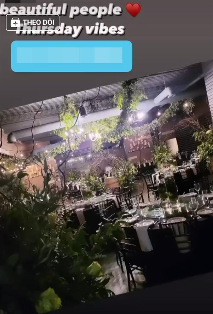 àn tiệc được "set up" sang trọng, không gian ấm cúng, gần gũi với nhiều cây xanh, nến, hoa...