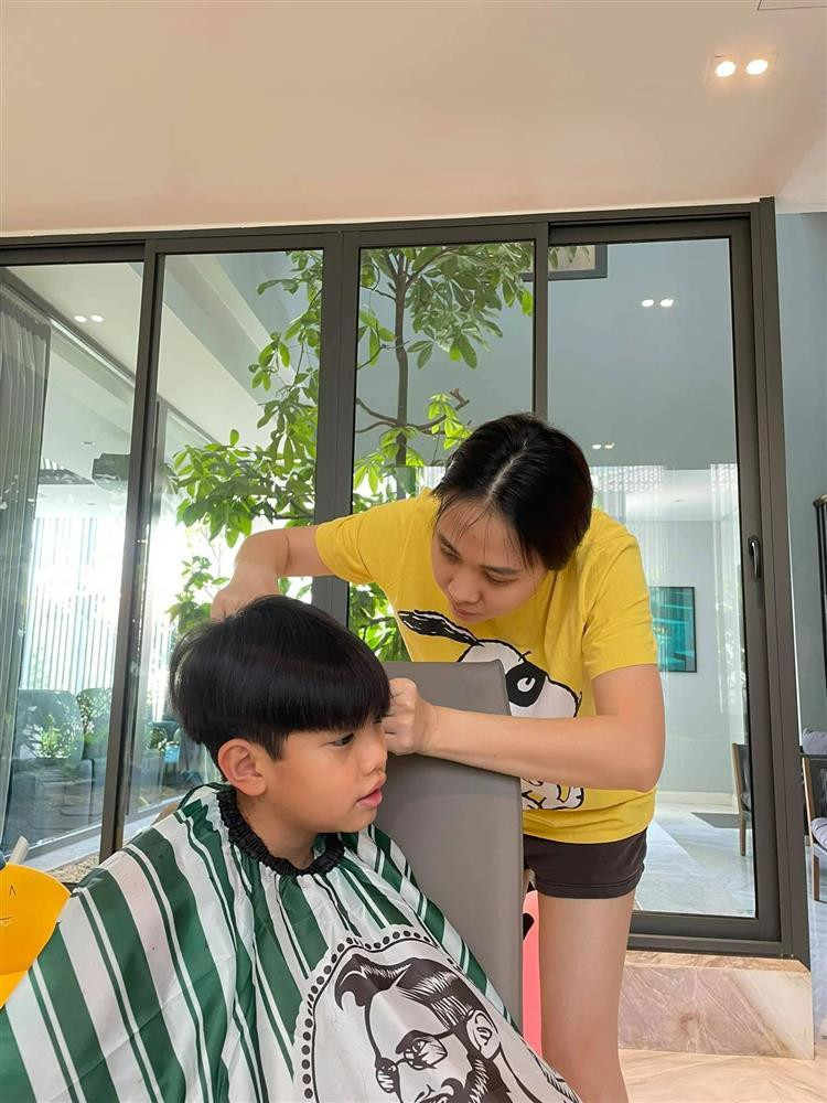  Ngược lại, Subeo cũng dành cho Đàm Thu Trang tình cảm quý mến, từ lâu đã gọi Hoa khôi xứ Lạng là "mẹ". Nhóc tỳ cũng rất yêu thương, biết cách quan tâm, chăm sóc em gái Suchin, ra dáng anh lớn trong nhà ở tuổi 12.