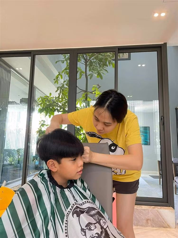  Ngược lại, Subeo cũng dành cho Đàm Thu Trang tình cảm quý mến, từ lâu đã gọi Hoa khôi xứ Lạng là "mẹ". Nhóc tỳ cũng rất yêu thương, biết cách quan tâm, chăm sóc em gái Suchin, ra dáng anh lớn trong nhà ở tuổi 12.