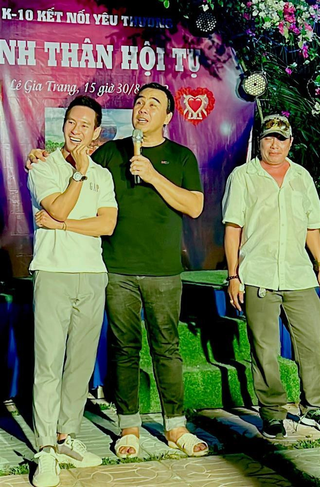 MC Quyền Linh khoác vai ca sĩ Lý Hải trong buổi họp lớp.