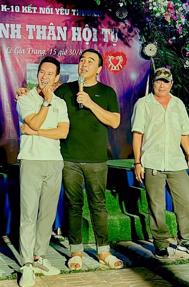 MC Quyền Linh khoác vai ca sĩ Lý Hải trong buổi họp lớp.