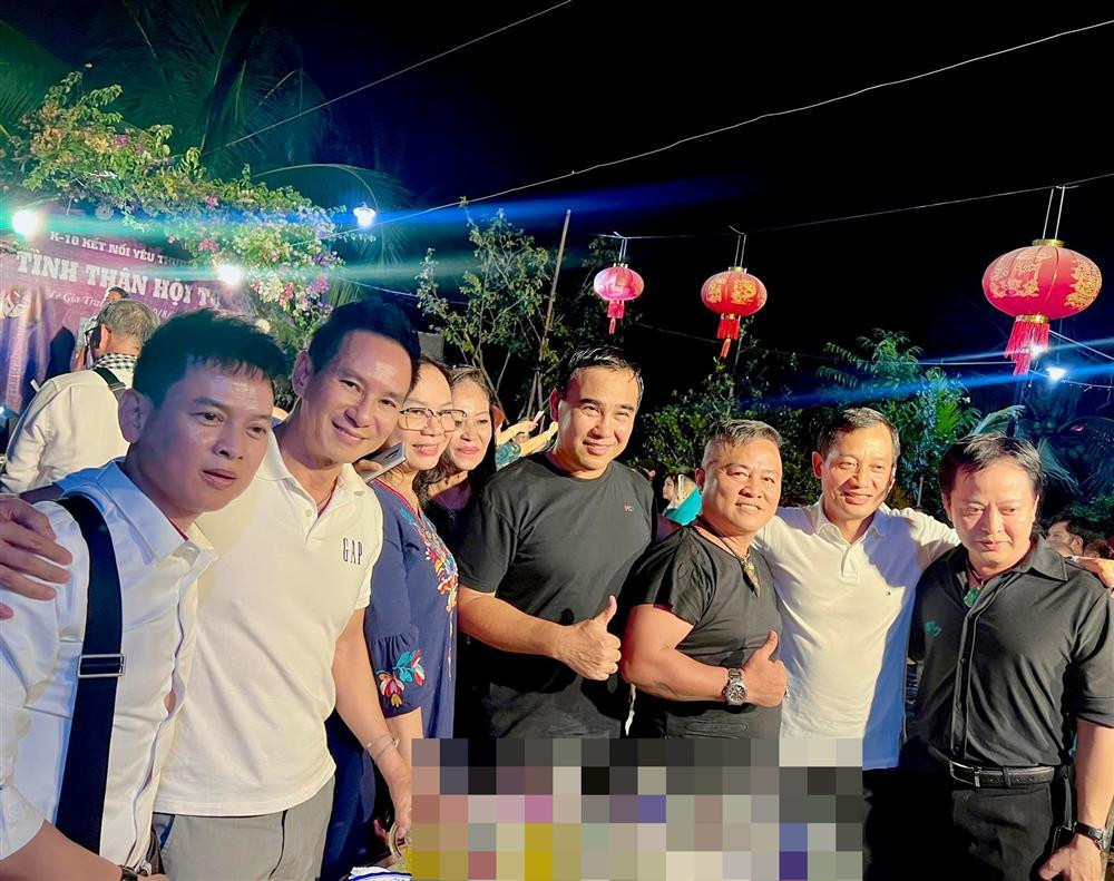 Họp mặt cựu sinh viên trường Nghệ Thuật Sân Khấu 2 (nay là trường Sân Khấu Điện Ảnh TP.HCM). Cảm ơn các bạn K10 đã đứng ra tổ chức. Hy vọng mỗi năm chúng ta đều có dịp gặp nhau một lần nhé", Lý Hải viết.