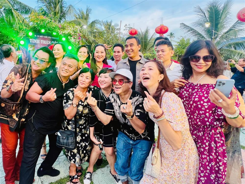 Cặp nghệ sĩ chọn trang phục giản dị khi tới buổi họp lớp. Vẫn áo phông, quần jeans, dép tổ ong, MC Quyền Linh khiến nhiều người thích thú với vẻ mộc mạc, chân chất. Trong khi đó, Lý Hải thu hút sự chú ý vì sự trẻ trung về cả ngoại hình lẫn phong cách ăn mặc. Thậm chí, nam đạo diễn được khen có phần trẻ hơn so với bạn bè đồng trang lứa.