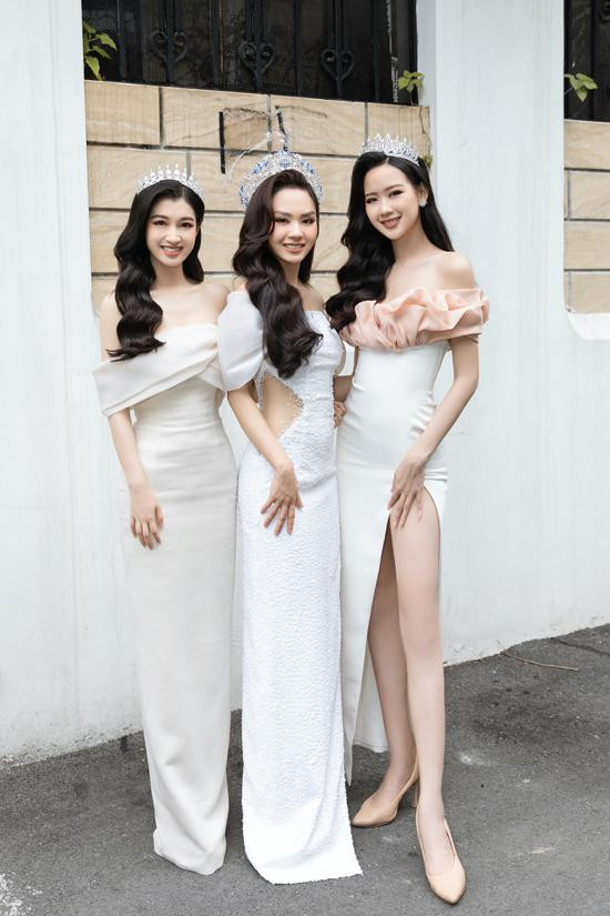 ấn đề này chỉ được khắc phục nếu tân hoa hậu mặc những bộ đầm dài che phủ được toàn bộ phần guốc.