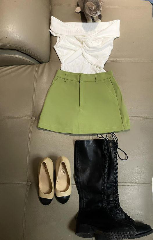 Có thể thấy, trong khi nhiều phụ huynh khi đến trường đều ăn mặc kín đáo và thanh lịch hết cỡ thì Elly Trần hoàn toàn ngược lại. Cô chọn mix áo xoắn ngực ôm sát cùng chân váy xanh lá ngắn cũn. Ngoài ra, Elly Trần còn kèm thêm 2 đôi giày gồm boots chiến binh cột dây cùng đôi cao gót Chanel và nhờ dân tình... tư vấn hộ. Quả thực, hiếm có bà mẹ nào đã U40 mà vẫn trẻ trung, phóng khoáng được như Elly Trần