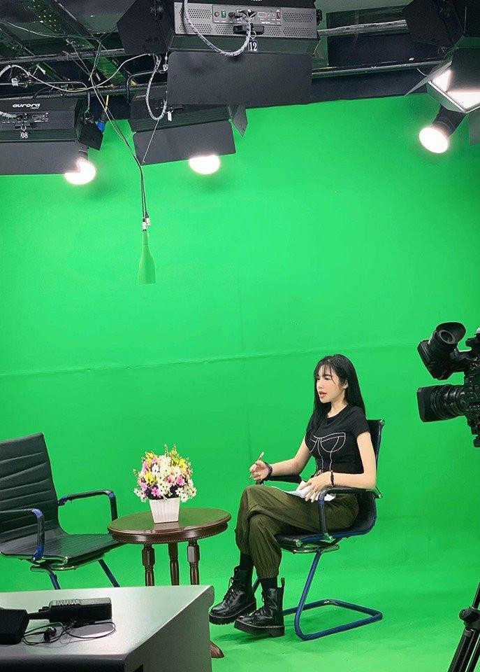 Mỗi khi đi quay hình, làm việc ở nơi công sở thì áo thun luôn là lựa chọn hàng đầu của Elly Trần.