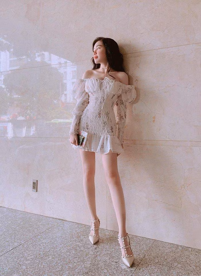 Cô được khen ngợi trẻ trung như nữ sinh dù đã là mẹ hai con, một phần cũng nhờ vào cách ăn mặc khéo léo phù hợp với vóc dáng và đúng xu hướng thời trang.