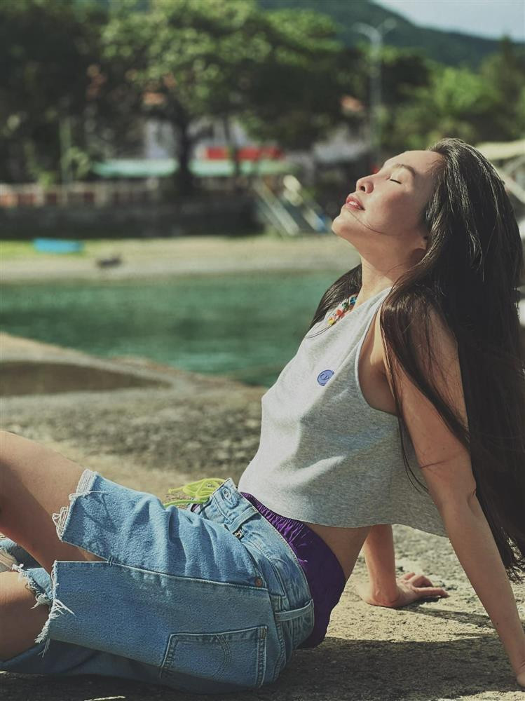 ồi cô chẳng ngại thả rông hoặc phơi nội y bất chấp ánh nhìn của nhiều người xung quanh.