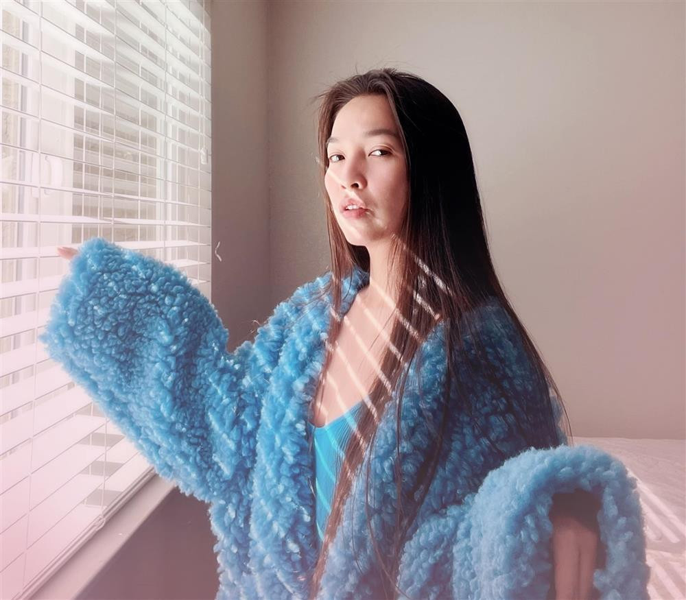 ến khi ở trong nhà, không phải sợ ánh nhìn dò xét từ bất kỳ ai, Hiền Thục lại kín đến mức ngỡ ngàng khi khoác áo lông to sụ như thể đại hàn giữa thời tiết nóng bức của TP. HCM.