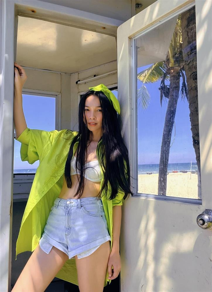 hong cách thời trang ở nhà của Hiền Thục khác hoàn toàn với street style của Hiền Thục. Dù vẫn trẻ trung nhưng Hiền Thục lại chăm hở hơn mỗi khi ra đường.