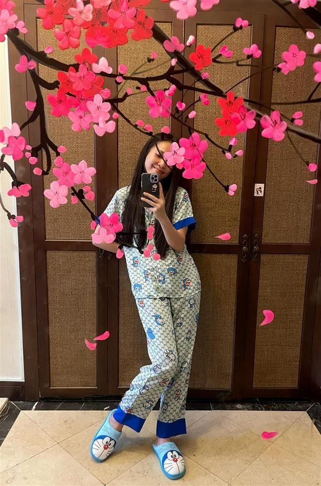 Ca sĩ Hiền Thục sinh năm 1981, nổi tiếng cùng lứa với loạt ca sĩ Mỹ Tâm, Quang Vinh, Quang Lê, Lệ Quyên... Trong khi những người đồng nghiệp cùng thời bắt đầu xuống sắc thì Hiền Thục vẫn trẻ từ diện mạo đến phong cách. Mới đây, cô còn khiến dân mạng ngạc nhiên thích thú với thời trang ở nhà là bộ pyjama nhân vật hoạt hình Doraemon vô cùng xì tin. Khi ở nhà, Hiền Thục mặc bộ đồ ngủ cực kỳ kín đáo được in nhân vật hoạt hình Nhật Bản Doraemon. Không những vậy cô còn sắm thêm đôi dép bông ton-sur-ton khiến không ai nghĩ nữ ca sĩ đã 41 tuổi.