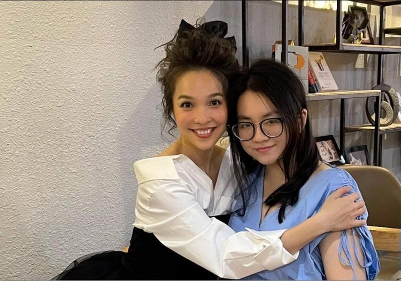 i chơi cùng con gái, dù "cưa sừng làm nghé" với nơ buộc tóc, Hiền Thục cũng kéo áo trễ vai gợi cảm.