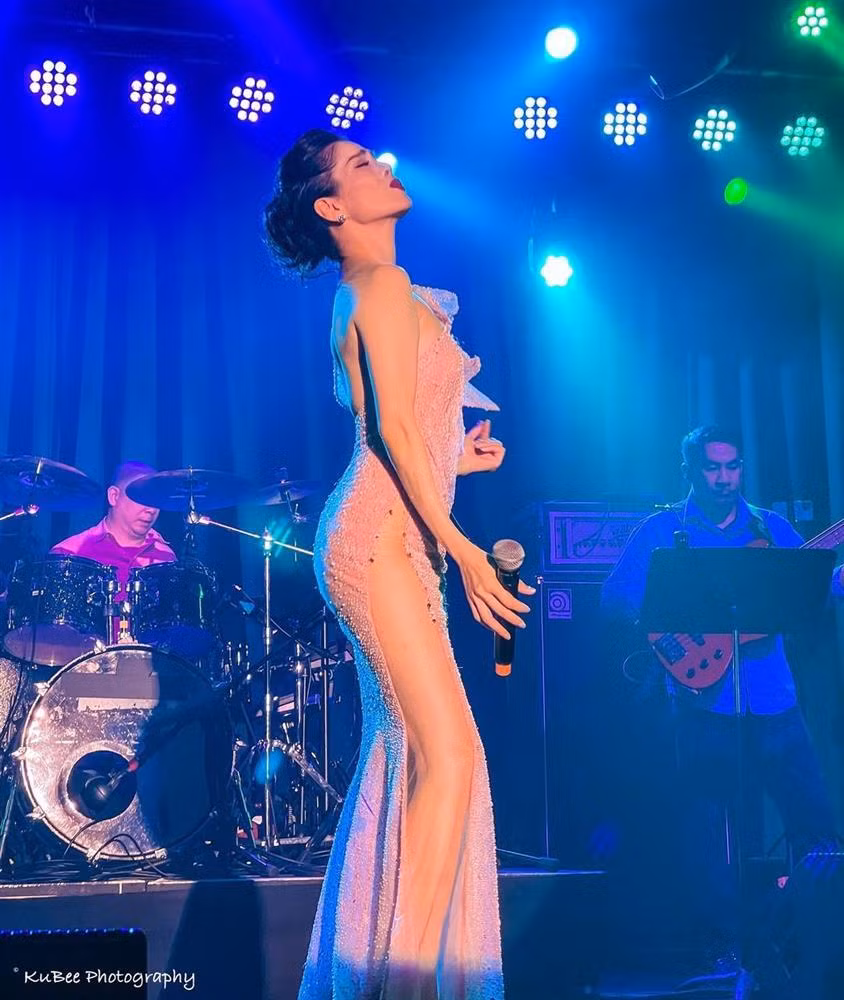 br/> Không chỉ tình yêu mà sự nghiệp của Lệ Quyên đang trong tình trạng ngày càng thăng hoa. Thời gian qua, cô liên tục chạy show tất bật từ trong nước đến ngoài nước. Mới đây, nữ ca sĩ chia sẻ khoảnh khắc tỏa sáng trên sân khấu ở Mỹ. Người đẹp tự tin khoe đường cong hình thể trong chiếc đầm đuôi cá màu hồng nude. Tuy nhiên, dưới ánh sáng sân khấu cộng thêm chiếc đầm xẻ cao tít tận hông nên trong một vài khoảnh khắc Lệ Quyên khiến người xem ngỡ tưởng "mặc như không".