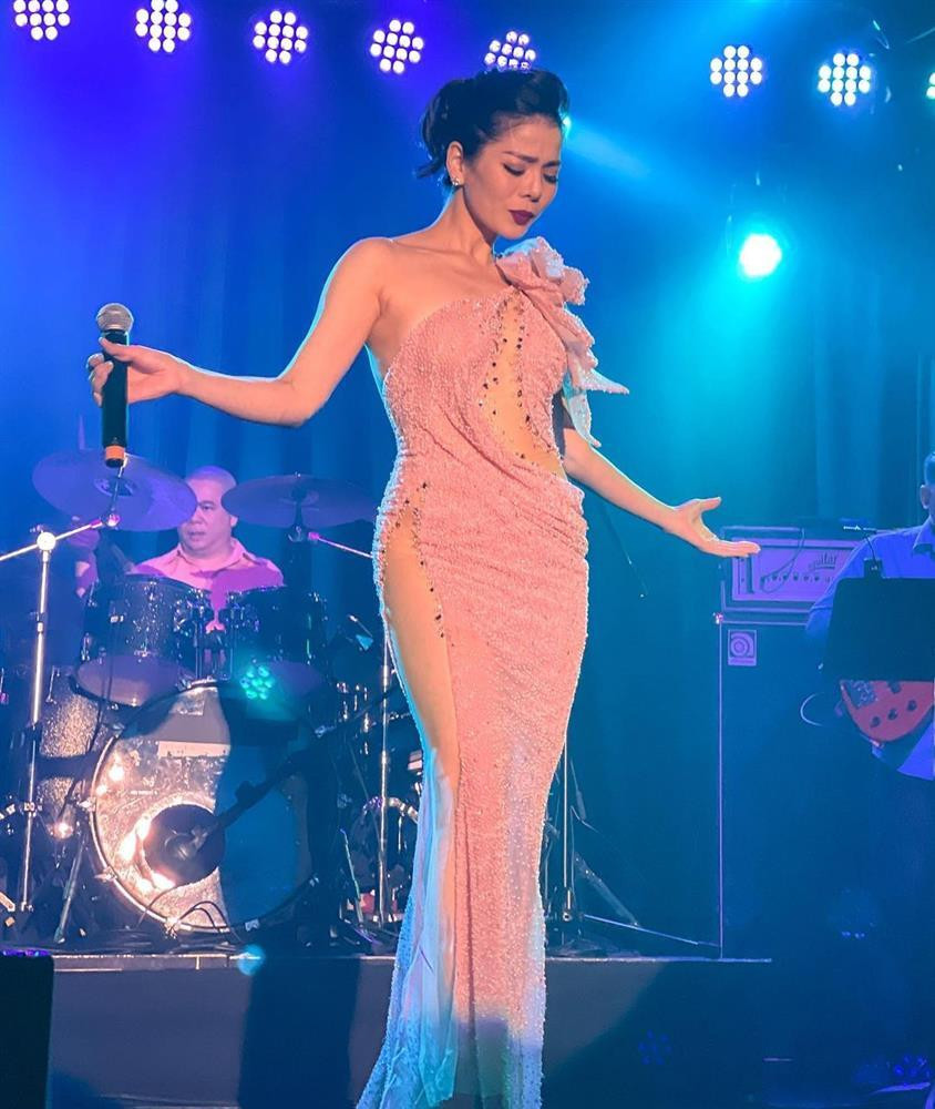 uy nhiên, khi ở góc chính diện, chiếc đầm rõ màu sắc hơn nên giúp Lệ Quyên khai thác được hình thể tối đa và không còn sự hiểu lầm.