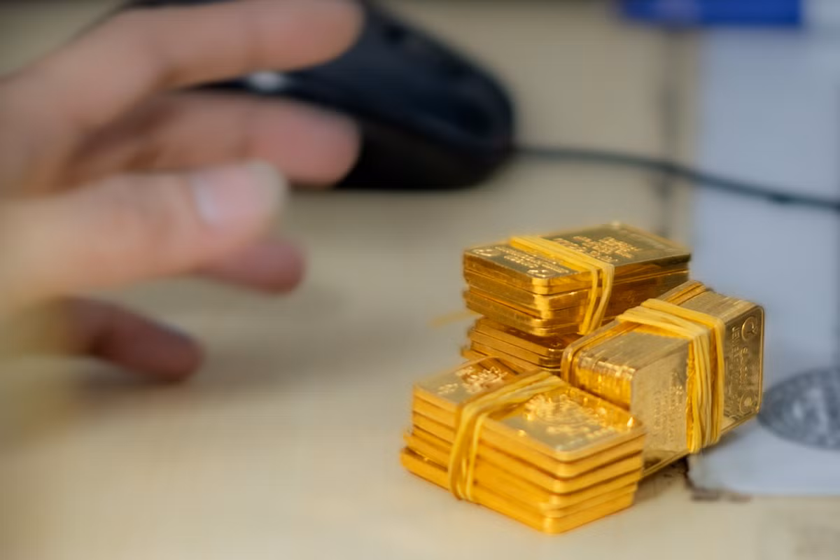 Gia vang hom nay 24/8: USD nong hung huc, vang giam nao ne